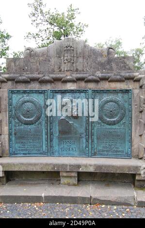 La placca dello scultore Ernst von Bandel. Il costruttore del monumento Hermann Foto Stock