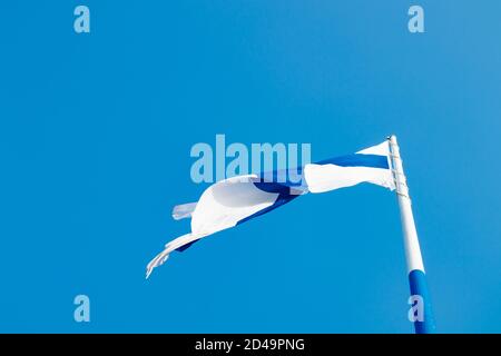 La più grande bandiera finlandese del mondo e il più alto flagpole d'Europa contro il cielo blu, Hamina, Finlandia. Il polo indicatore è alto 100 metri. Foto Stock