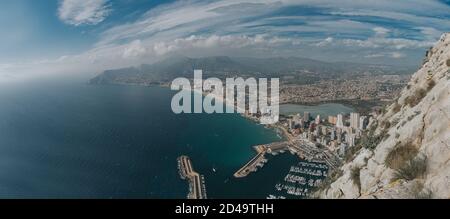 Vista aerea mozzafiato Calpe, Costa Blanca. Popolare località estiva in Spagna con il mar mediterraneo e il lago Las Salinas, montagne sullo sfondo, Foto Stock