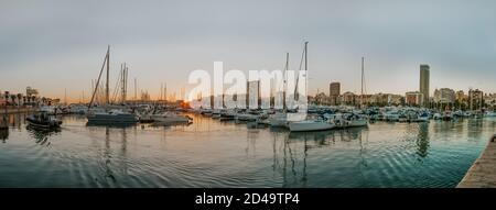 Bellissimo porto di Alicante, Spagna al mare Mediterraneo. Castello di Santa Barbara - vista aerea panoramica della famosa città turistica di Costa Blanca, SPAI Foto Stock