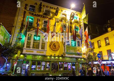 Dublino, Irlanda - 08 novembre 2015: Vita notturna nella popolare parte storica della città - Temple Bar quartiere a Dublino, Irlanda. L'area è la posizione Foto Stock