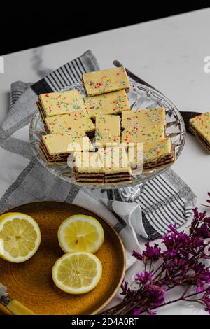 Torte demone poste su un piatto di vetro. Delizioso dessert Foto Stock