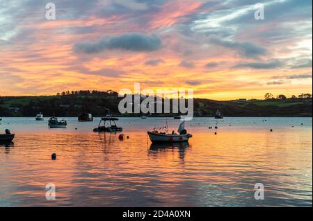 Schull, West Cork, Irlanda. 9 Ott 2020. Il sole sorge sul porto di Schull come preludio ad una giornata di sole e docce. Credit: AG News/Alamy Live News Foto Stock