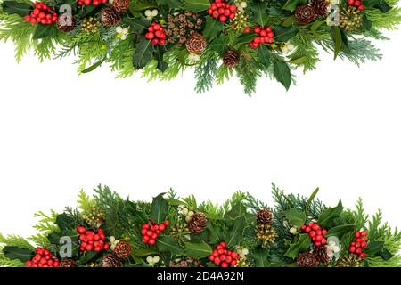 Decorativo inverno, Natale & Capodanno bordo floreale con agrifoglio, edera, mistetoe, cipresso cedro foglie di abete e coni di pino su sfondo bianco. G naturale Foto Stock