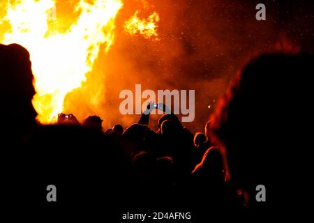 Le folle si riuniscono intorno a un enorme falò alla celebrazione di Lewes Bonfire nel Sussex, nel Regno Unito che segna la notte di Guy Fawkes e 17 martiri protestanti che sono stati bruciati Foto Stock