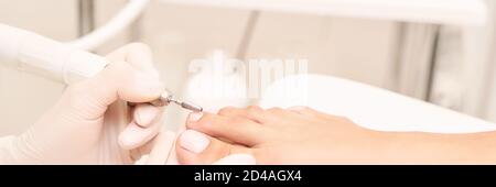 Manicure classica con unghie rosa su sfondo bianco. Concetto di trattamento spa Foto Stock