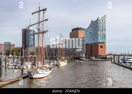 L'Elbphilharmonie è una sala concerti nel quartiere HafenCity di Amburgo, in Germania, su una penisola del fiume Elba. Popolarmente soprannominato Elphi. Foto Stock