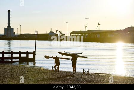 Brighton UK 9 ottobre 2020 - i vogatori dello Shoreham Rowing Club imballano le loro barche dopo aver goduto di una bella mattina serena e soleggiata al porto di Shoreham vicino a Brighton . : Credit Simon Dack / Alamy Live News Foto Stock