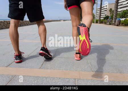 Coppia jogging correre fuori sul lungomare vicino al concetto di coppia di atletica mare. Sport e sano stile di vita idea. Foto Stock