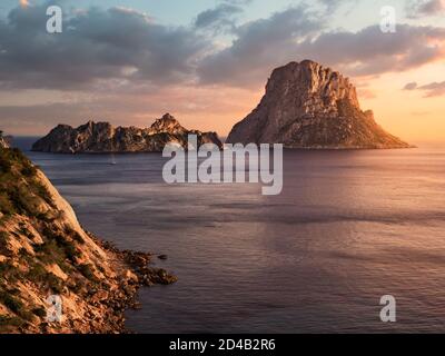 Bucolico e bellissimo paesaggio a Ibiza, Spagna. E 'Vedrá al tramonto, in estate. Scogliera di Cala D'Hort barca e mar mediterraneo Foto Stock
