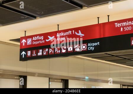 Segnaletica all'interno del nuovo aeroporto di Berlino-Brandeburgo Foto Stock