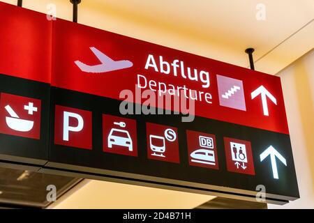 Segnaletica all'interno del nuovo aeroporto di Berlino-Brandeburgo Foto Stock