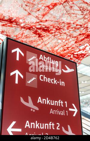 Segnaletica all'interno del nuovo aeroporto di Berlino-Brandeburgo Foto Stock