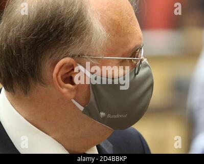 Berlino, Germania. 09 ottobre 2020. Reiner Haseloff (CDU), primo ministro della Sassonia-Anhalt, parteciperà alla riunione del Bundesrat indossando una maschera protettiva per bocca e naso del Bundesrat. Nella loro riunione, i membri del Bundesrat eleggeranno il nuovo presidente del Bundesrat, che prenderà il posto del primo ministro del Brandeburgo Woidke il 1° novembre 2020. Credit: Wolfgang Kumm/dpa/Alamy Live News Foto Stock
