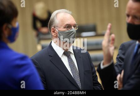 Berlino, Germania. 09 ottobre 2020. Reiner Haseloff (CDU), primo ministro della Sassonia-Anhalt, parteciperà alla riunione del Bundesrat indossando una maschera protettiva per bocca e naso del Bundesrat. Nella loro riunione, i membri del Bundesrat eleggeranno il nuovo presidente del Bundesrat, che prenderà il posto del primo ministro del Brandeburgo Woidke il 1° novembre 2020. Credit: Wolfgang Kumm/dpa/Alamy Live News Foto Stock