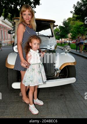 La famiglia viaggia verso le attrazioni turistiche di Odessa. Foto Stock