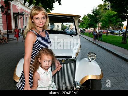 La famiglia viaggia verso le attrazioni turistiche di Odessa. Foto Stock