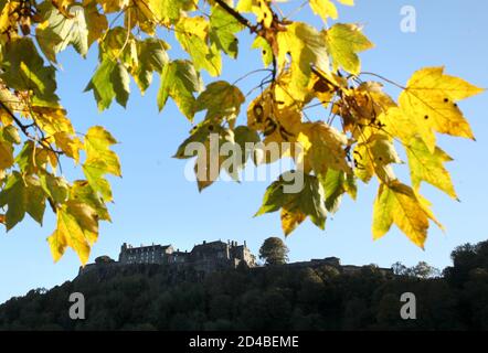 Castello di Stirling al sole della mattina presto come le foglie sugli alberi diventano gialle all'inizio dell'autunno . Foto Stock