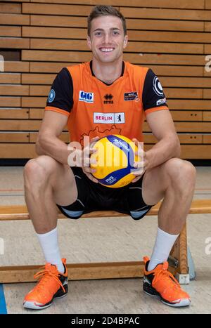 Berlino, Germania. 30 settembre 2020. Pallavolo: Mediaday BR volleys, centro sportivo Horst-Korber. Il giocatore Cody Kessel di BR volleys in nuova maglia della stagione 2020/21. Credit: Andreas Gora/dpa/Alamy Live News Foto Stock