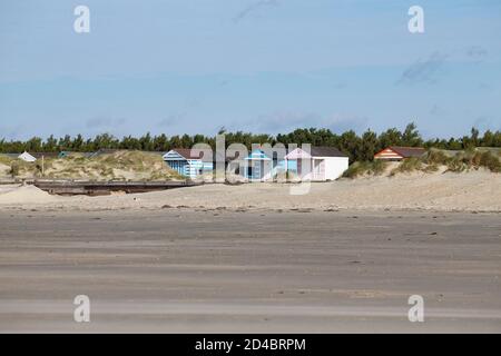 Colorate capanne da spiaggia a West Wittering sulla costa del Sussex Foto Stock