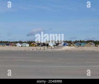 Colorate capanne da spiaggia a West Wittering sulla costa del Sussex Foto Stock