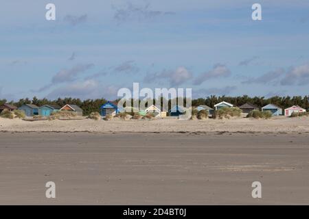 Colorate capanne da spiaggia a West Wittering sulla costa del Sussex Foto Stock