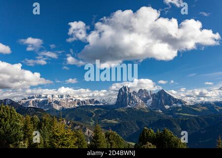 Nel tardo pomeriggio luce solare sulle cime del Gruppo Langkofel nelle Dolomiti, vicino alla città di Ortisei (S. Ulrich/ Urtijëi) in Alto Adige, Italia Foto Stock