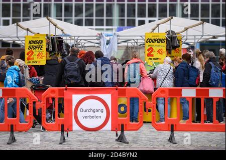 Dresda, Germania. 09 ottobre 2020. I visitatori di un mercato dei tessuti si trovano dietro una barriera sull'Altmarkt. Credit: Sebastian Kahnert/dpa-Zentralbild/dpa/Alamy Live News Foto Stock