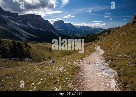 Un sentiero escursionistico conduce verso le vette della Val Gadena, nelle Dolomiti italiane, nelle Alpi, in Alto Adige Foto Stock