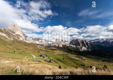 Una vista sul gruppo di vette del Geisler Dolomiti Italiane, con luoghi di soggiorno sparsi nella valle, raggiungibili dalla funivia Furnes-Seceda Foto Stock