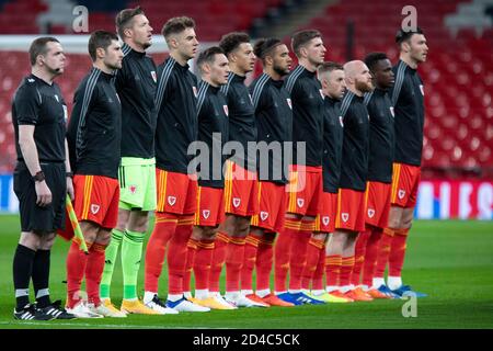 Londra, Inghilterra, Regno Unito. 8 Ott 2020. Il lato del Galles durante l'inno nazionale del loro paese in vista della amichevole partita internazionale tra Inghilterra e Galles al Wembley Stadium. Credit: Mark Hawkins/Alamy Live News Foto Stock