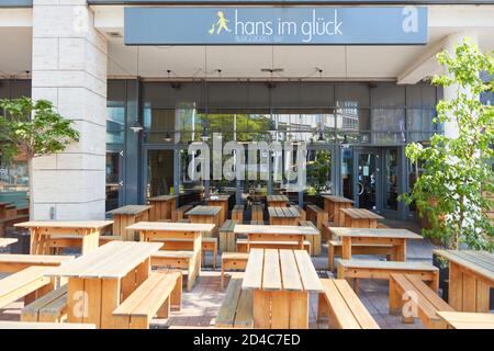 COLONIA; 2020 maggio: Chiuso Burger ristorante Hans im Glueck con panchine all'aperto Foto Stock