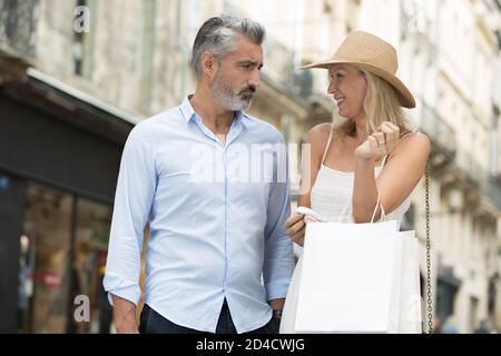 coppia matura allegra che si diverre a fare shopping insieme Foto Stock