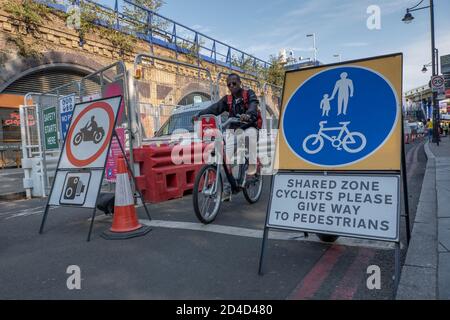 Persone in bicicletta sulla strada atlantica chiusura il 16 settembre 2020 a Brixton nel Regno Unito. Foto di Sam Mellish Foto Stock