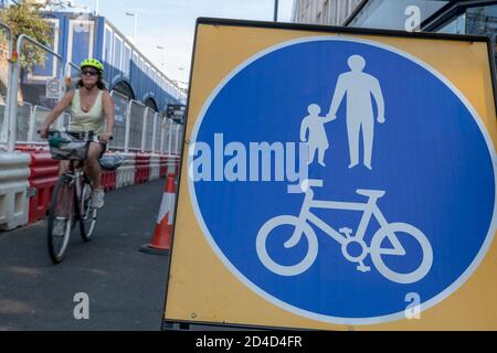 Persone in bicicletta sulla strada atlantica chiusura il 16 settembre 2020 a Brixton nel Regno Unito. Foto di Sam Mellish Foto Stock