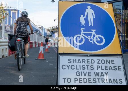 Persone in bicicletta sulla strada atlantica chiusura il 16 settembre 2020 a Brixton nel Regno Unito. Foto di Sam Mellish Foto Stock