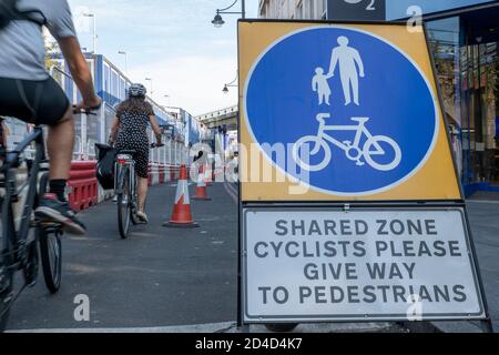 Persone in bicicletta sulla strada atlantica chiusura il 16 settembre 2020 a Brixton nel Regno Unito. Foto di Sam Mellish Foto Stock