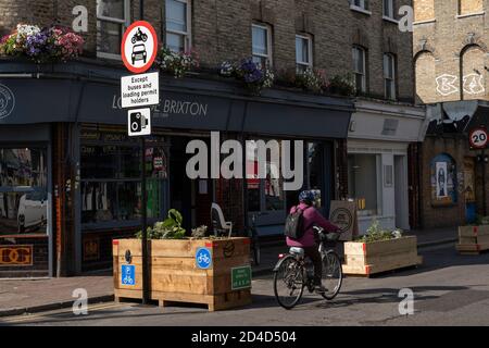 Persone in bicicletta sulla strada atlantica chiusura il 16 settembre 2020 a Brixton nel Regno Unito. Foto di Sam Mellish Foto Stock