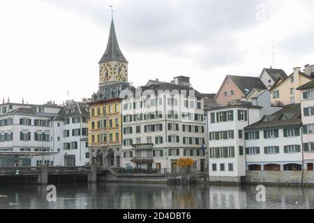 Splendida vista sulla Chiesa di San Pietro , sul centro storico e sul fiume Limmat a Zurigo, Svizzera. Foto Stock