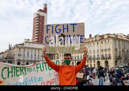 Gli studenti prendono parte a una protesta nell'ambito del movimento dei venerdì per il futuro per chiedere un'azione contro il cambiamento climatico il 9 ottobre 2020 a Torino, Ital