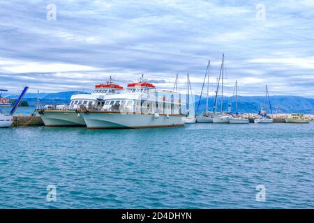 Isola di Corfù/Grecia - 4 maggio 2019: Vista sul bellissimo porto di Kerkyra - mare calmo, yacht bianchi e barche da crociera, cielo blu con nuvole e montagne Foto Stock