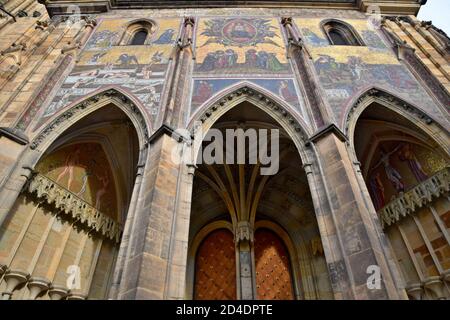 La Cattedrale Metropolitana di San Vito, situata all'interno del Castello di Praga, in Czechia, contiene le tombe di molti re boemi e imperatori sacri romani. Foto Stock