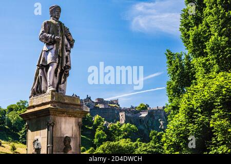 La statua del poeta e drammaturgo scozzese Allan Ramsay, a Edimburgo. Foto Stock