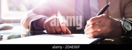 Modulo Contratto di scrittura Africano Americano primo piano Foto Stock
