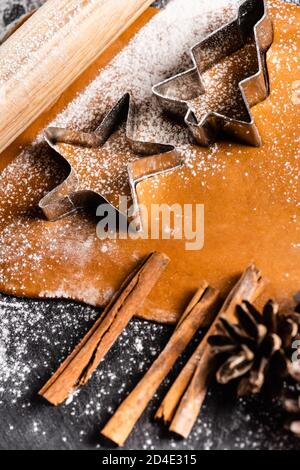 Biscotti natalizi con taglienti, cono di pino e bastoncini di cannella Foto Stock