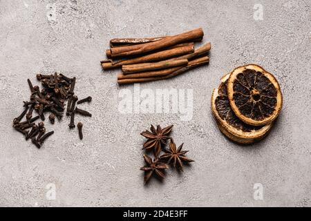 Piatto con spezie su fondo testurizzato e grigio Foto Stock