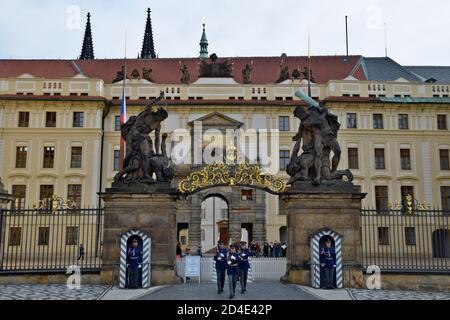 PRAGA, CZECHIA – CIRCA 2020 SETTEMBRE: La Guardia del Castello di fronte al Castello di Praga in Czechia durante il servizio cerimoniale, cambio della guardia. Foto Stock