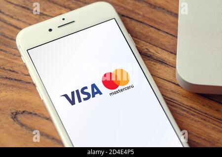 Guilherand-Granges, Francia - 09 ottobre 2020. Smartphone con logo Visa e Mastercard. Cooperazione multinazionale nel settore dei servizi finanziari. Carte di credito. Foto Stock