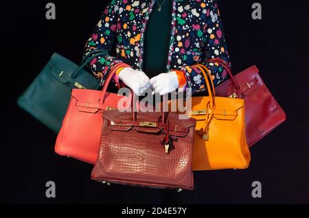 Londra, Regno Unito. 9 Ott 2020. Tira le borse firmate con la rara borsa in Birkin sul davanti. Bonhams Designer Borse e Fashion sale che si svolge il 13 ottobre. Credit: Mark Thomas/Alamy Live News Foto Stock