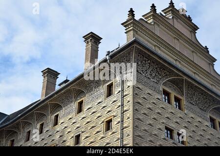 Il Palazzo Schwarzenberg, situato nei pressi del Castello di Praga in Czechia, è un edificio rinascimentale dal 1545 al 1567 costruito dall'italiano Agostino de Galli. Foto Stock